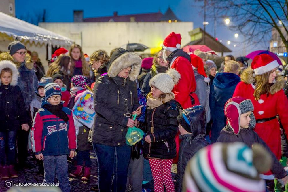 Sierakowice. Zabawa przy choince i mikołajkowe atrakcje dla najmłodszych