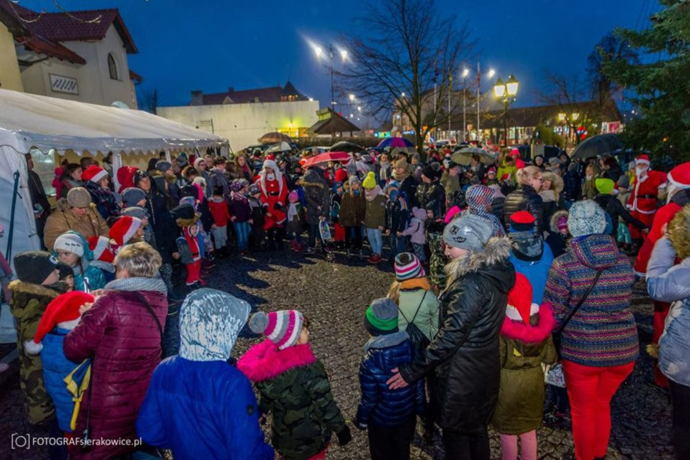 Sierakowice. Zabawa przy choince i mikołajkowe atrakcje dla najmłodszych