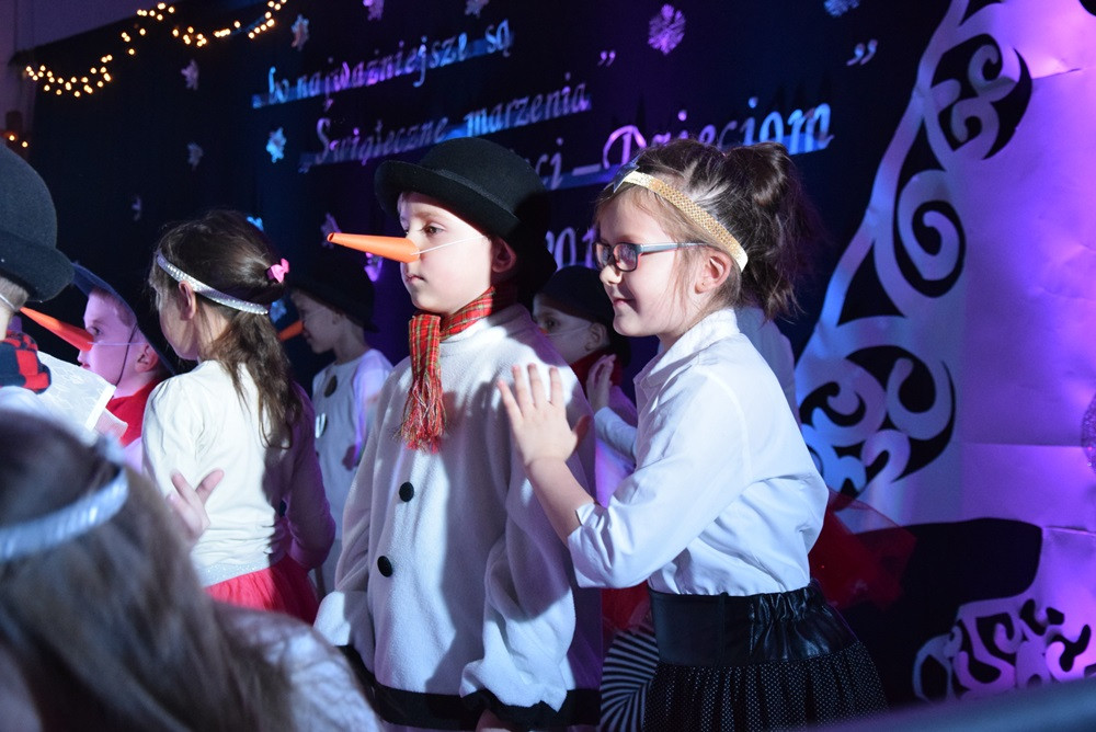 Kartuzy. Magiczny koncert charytatywny w SP nr2. Wspaniałe występy i ciekawe licytacje