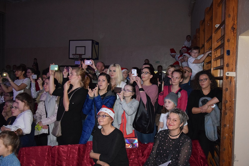 Kartuzy. Magiczny koncert charytatywny w SP nr2. Wspaniałe występy i ciekawe licytacje