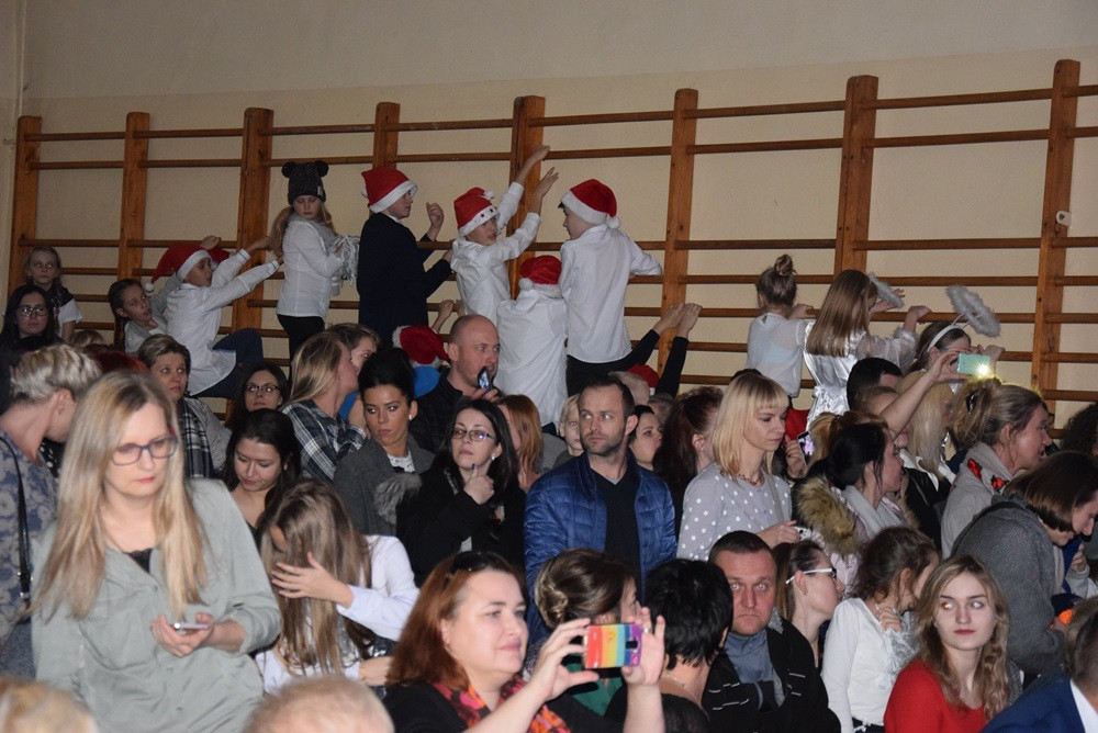 Kartuzy. Magiczny koncert charytatywny w SP nr2. Wspaniałe występy i ciekawe licytacje
