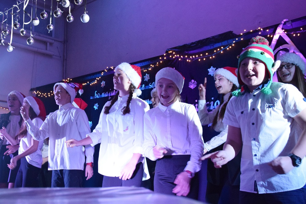 Kartuzy. Magiczny koncert charytatywny w SP nr2. Wspaniałe występy i ciekawe licytacje