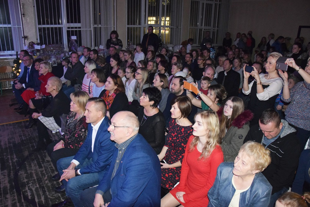 Kartuzy. Magiczny koncert charytatywny w SP nr2. Wspaniałe występy i ciekawe licytacje