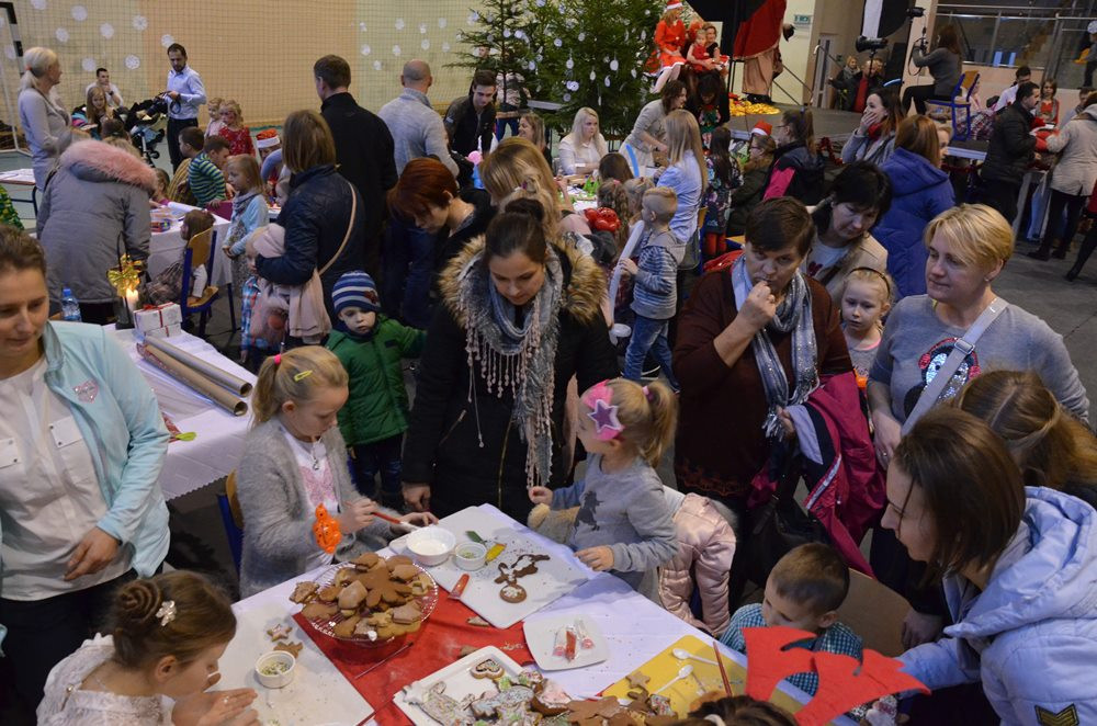 Sierakowice. Kiermasz bożonarodzeniowy z kolędnikami