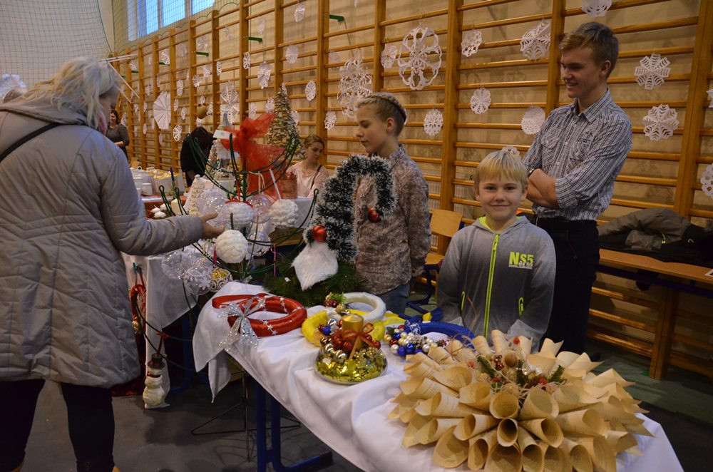 Sierakowice. Kiermasz bożonarodzeniowy z kolędnikami