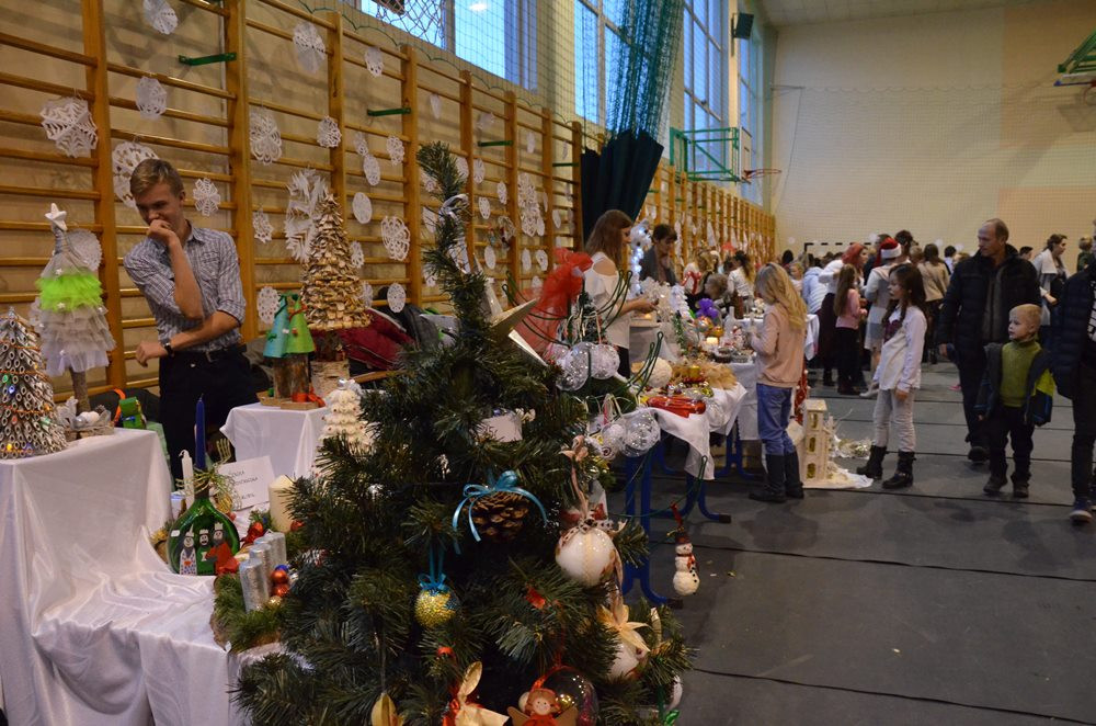 Sierakowice. Kiermasz bożonarodzeniowy z kolędnikami