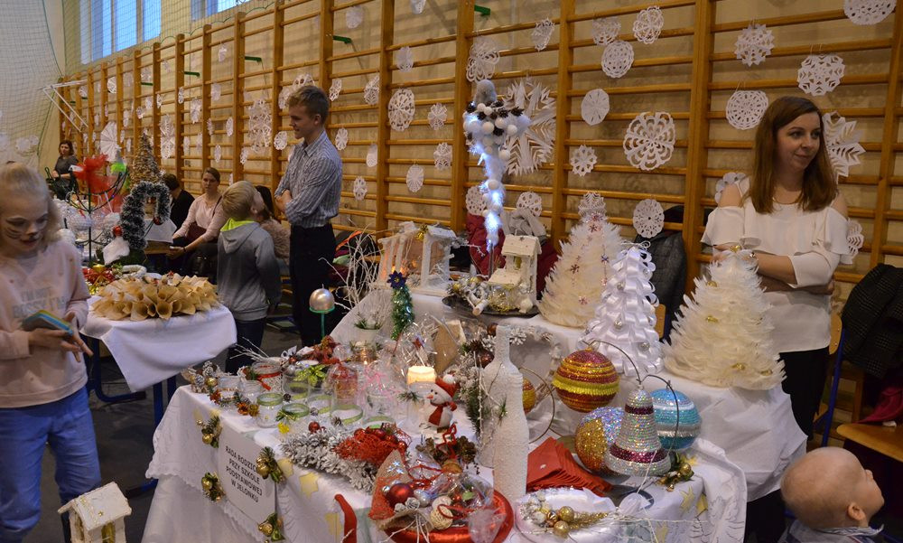 Sierakowice. Kiermasz bożonarodzeniowy z kolędnikami