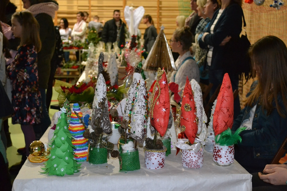 Dzierżążno. Kiermasz Świąteczny z jasełkami, występami i licytacjami