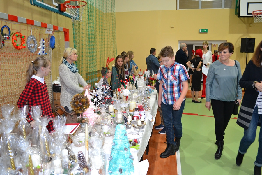 Dzierżążno. Kiermasz Świąteczny z jasełkami, występami i licytacjami