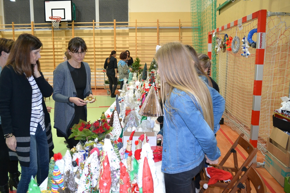 Dzierżążno. Kiermasz Świąteczny z jasełkami, występami i licytacjami