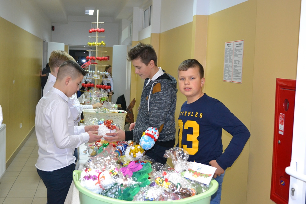 Dzierżążno. Kiermasz Świąteczny z jasełkami, występami i licytacjami