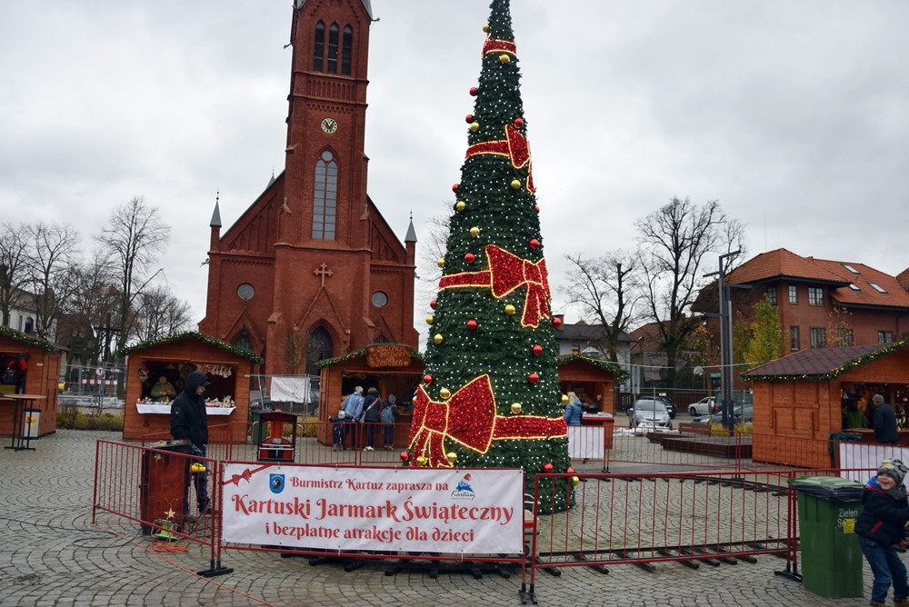 Kartuzy. Świąteczny Jarmark na Rynku. Są kramy i atrakcje dla dzieci