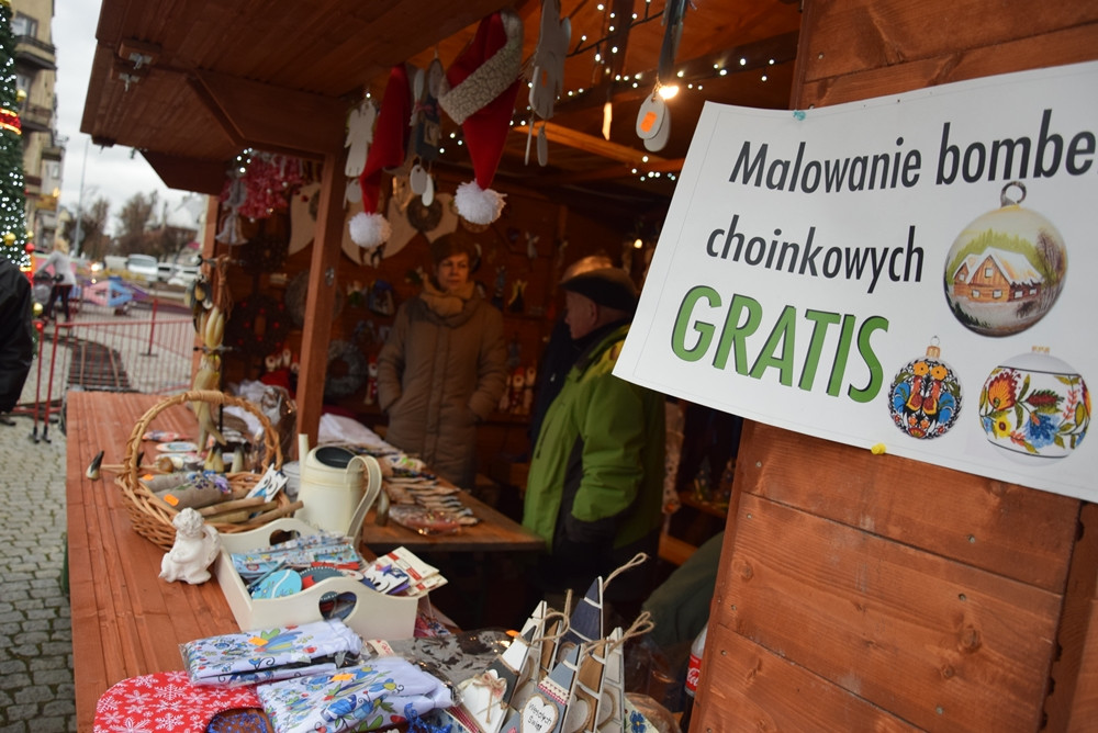 Kartuzy. Świąteczny Jarmark na Rynku. Są kramy i atrakcje dla dzieci