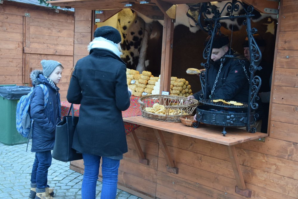 Kartuzy. Świąteczny Jarmark na Rynku. Są kramy i atrakcje dla dzieci