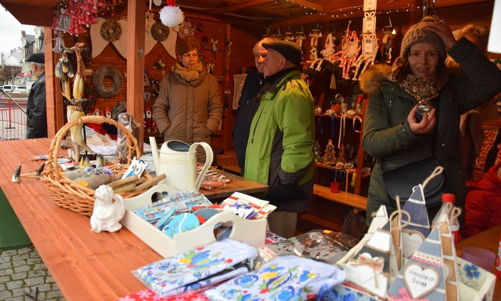 Kartuzy. Świąteczny Jarmark na Rynku. Są kramy i atrakcje dla dzieci