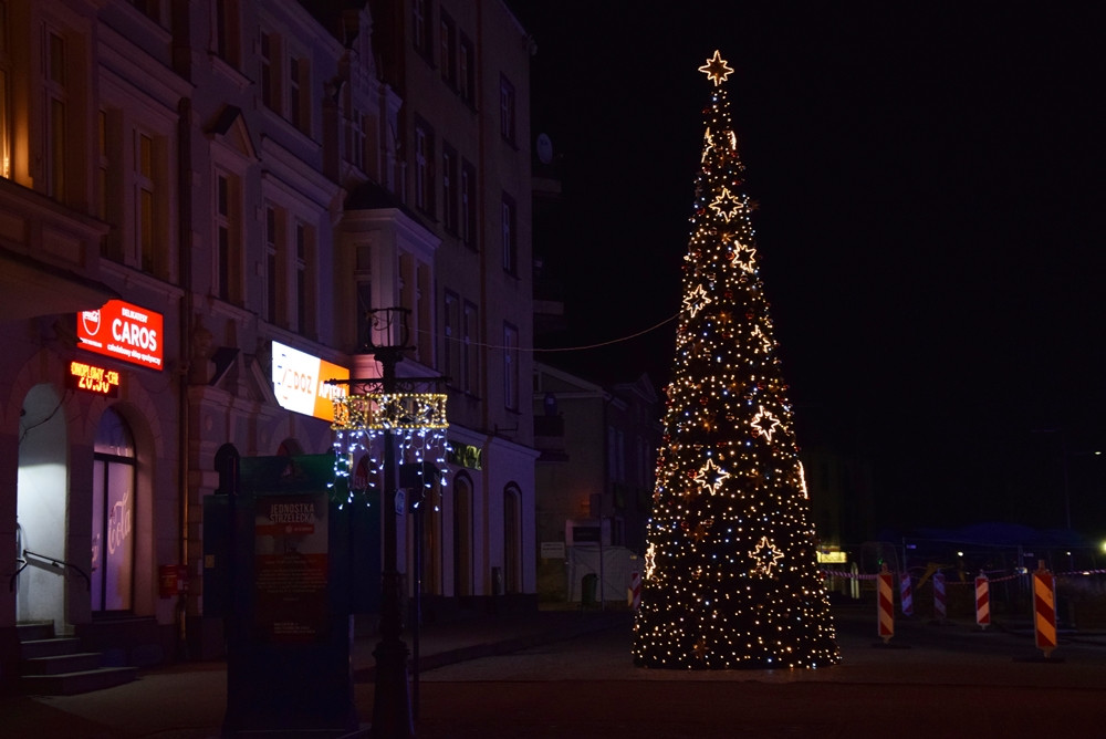 Gwiazdy, fontanny, bałwanki i choinki. Świąteczne iluminacje w powiecie kartuskim