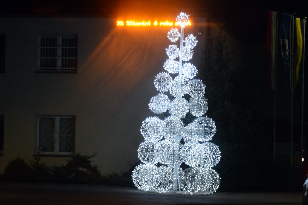 Gwiazdy, fontanny, bałwanki i choinki. Świąteczne iluminacje w powiecie kartuskim