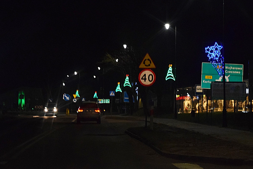 Gwiazdy, fontanny, bałwanki i choinki. Świąteczne iluminacje w powiecie kartuskim