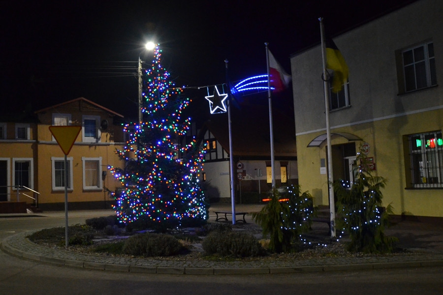 Gwiazdy, fontanny, bałwanki i choinki. Świąteczne iluminacje w powiecie kartuskim
