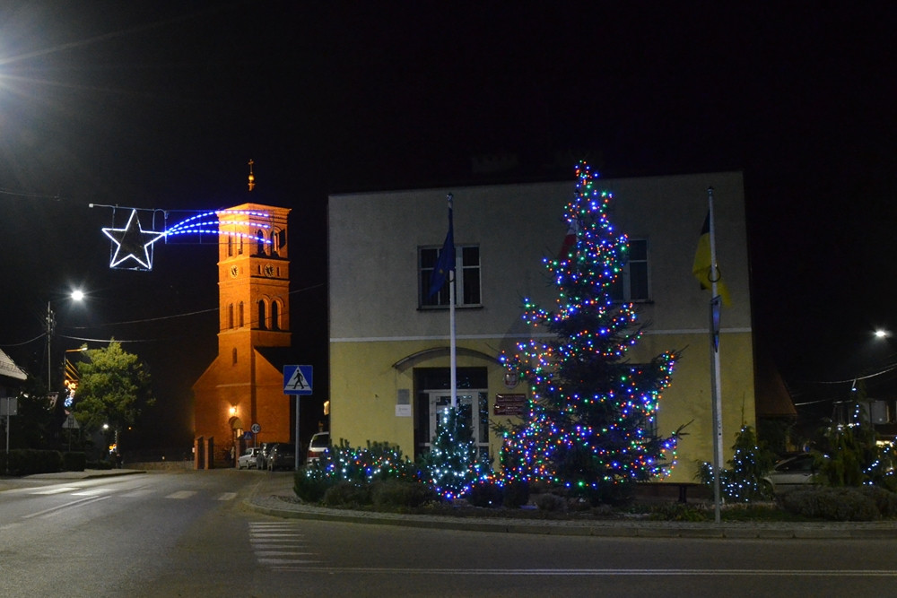 Gwiazdy, fontanny, bałwanki i choinki. Świąteczne iluminacje w powiecie kartuskim