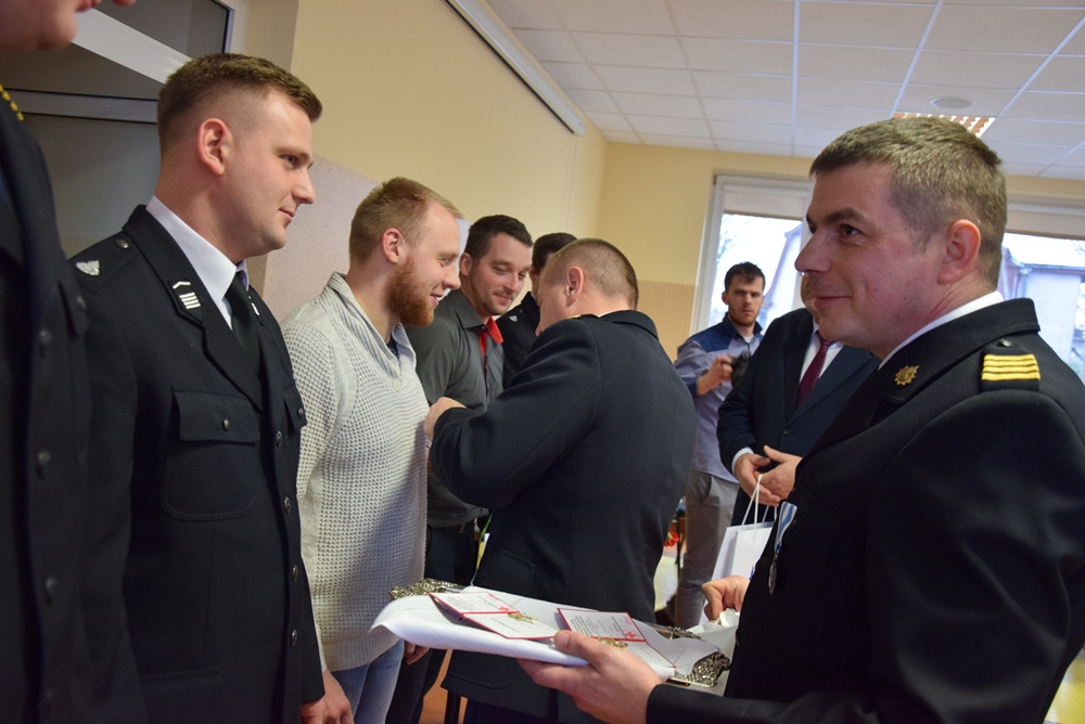 Kartuzy. Nagrody i odznaczenia za dar życia trafiły do strażaków-krwiodawców