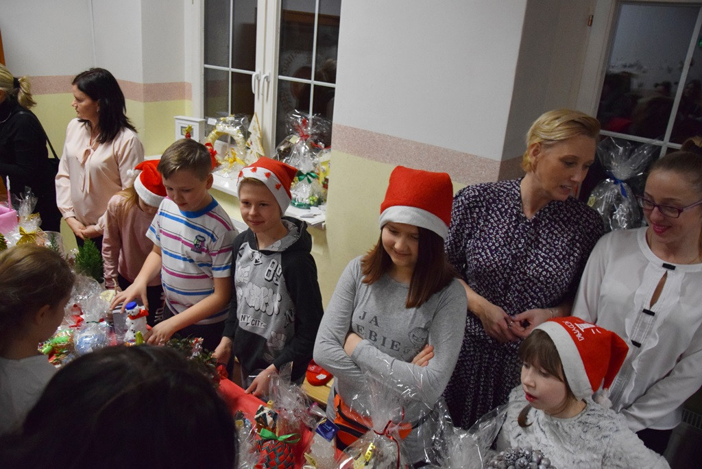 Kartuzy. Tłumnie na Świątecznym Kiermaszu w SP nr 1