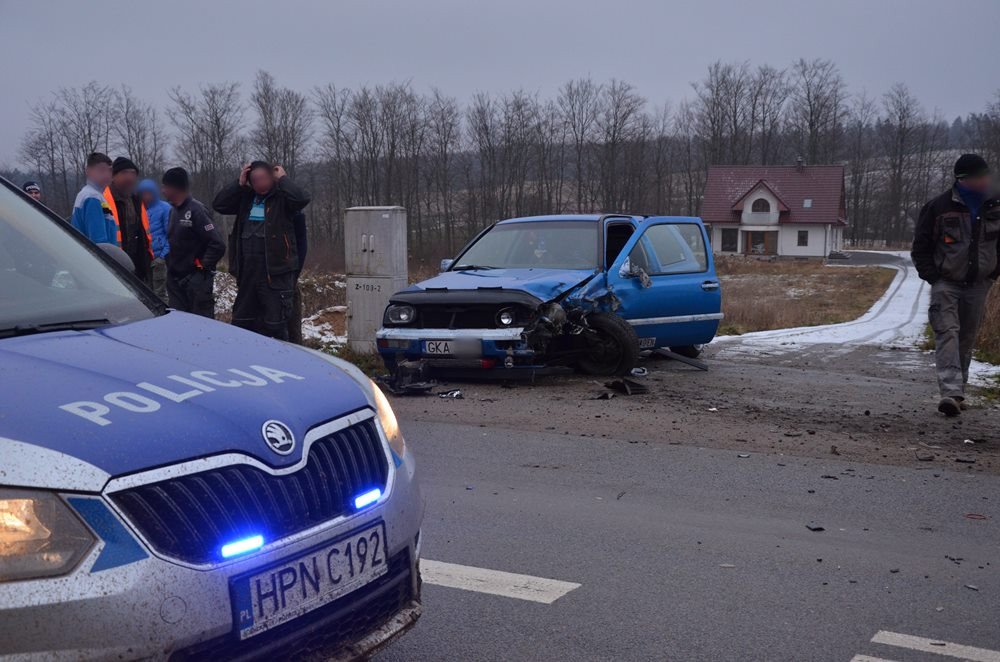 Szklana. Zderzenie dwóch golfów. Jedna osoba poszkodowana