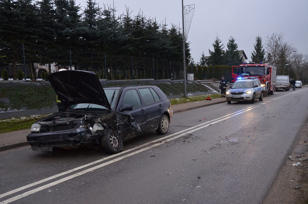 Szklana. Zderzenie dwóch golfów. Jedna osoba poszkodowana