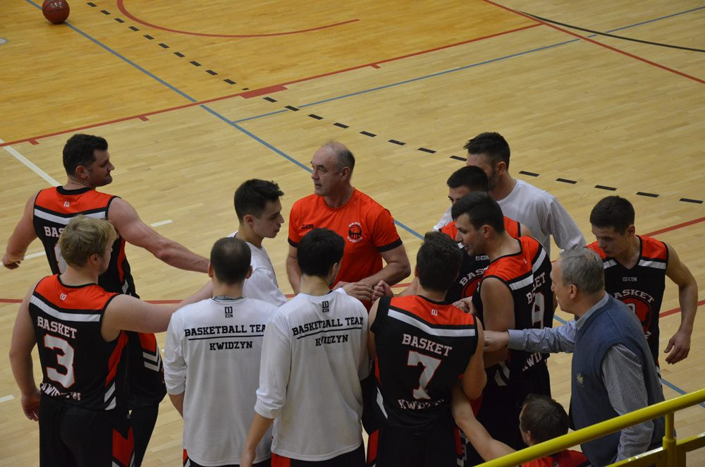 Sierakowice. Emocjonujący mecz KS BAT z BPS Basket Kwidzyn i akcja na rzecz Amelki