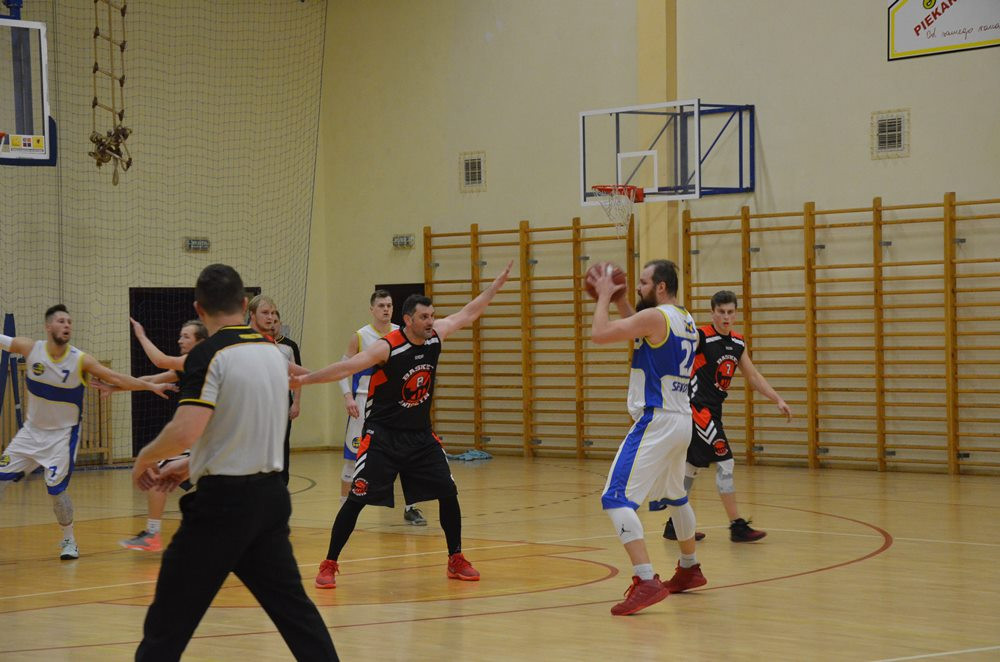 Sierakowice. Emocjonujący mecz KS BAT z BPS Basket Kwidzyn i akcja na rzecz Amelki