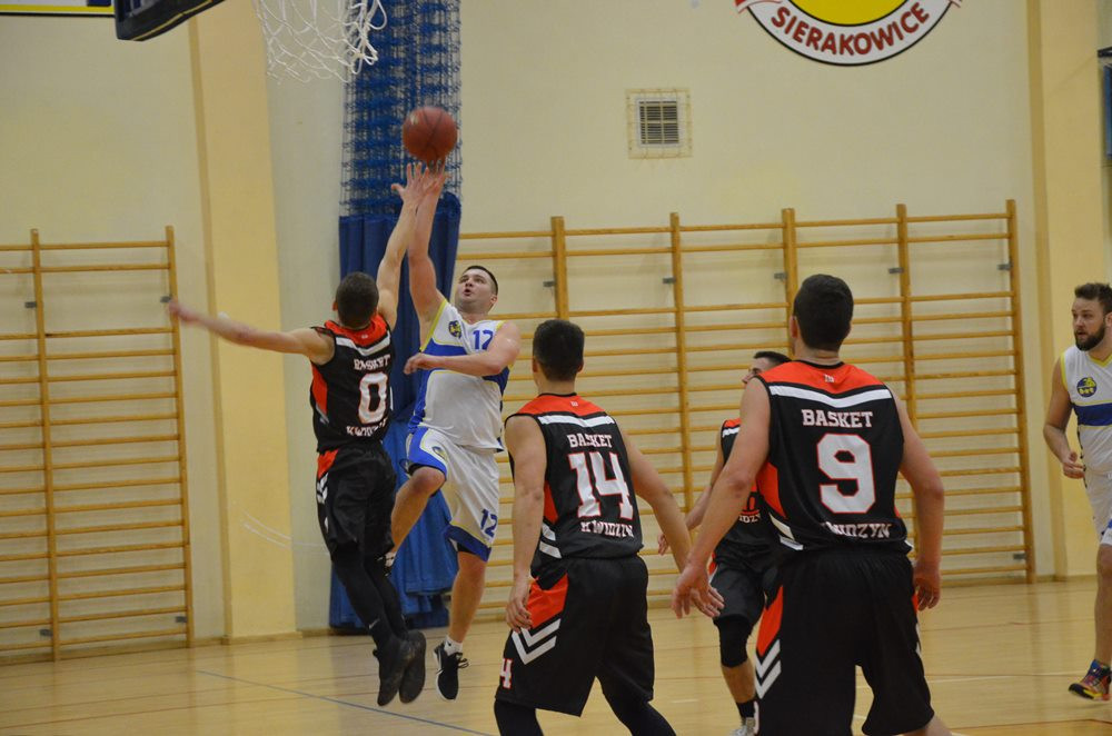 Sierakowice. Emocjonujący mecz KS BAT z BPS Basket Kwidzyn i akcja na rzecz Amelki