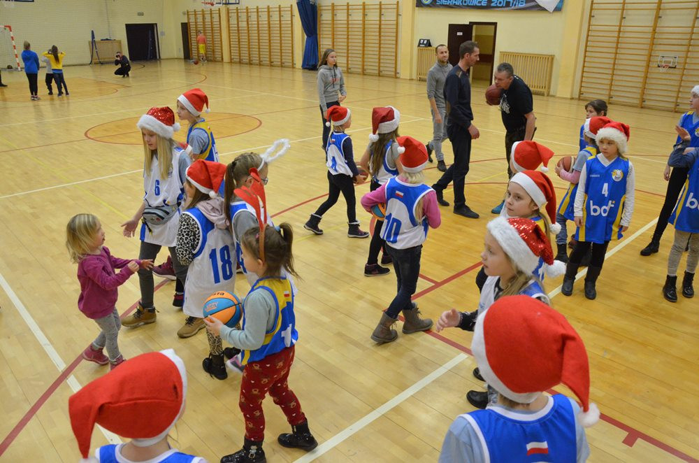 Sierakowice. Emocjonujący mecz KS BAT z BPS Basket Kwidzyn i akcja na rzecz Amelki