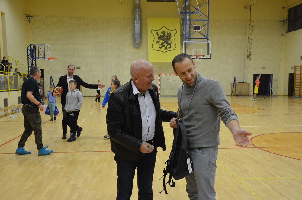 Sierakowice. Emocjonujący mecz KS BAT z BPS Basket Kwidzyn i akcja na rzecz Amelki