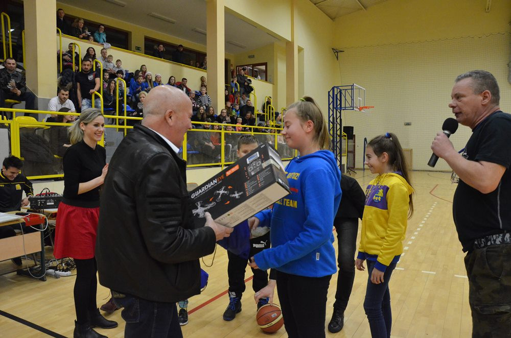 Sierakowice. Emocjonujący mecz KS BAT z BPS Basket Kwidzyn i akcja na rzecz Amelki