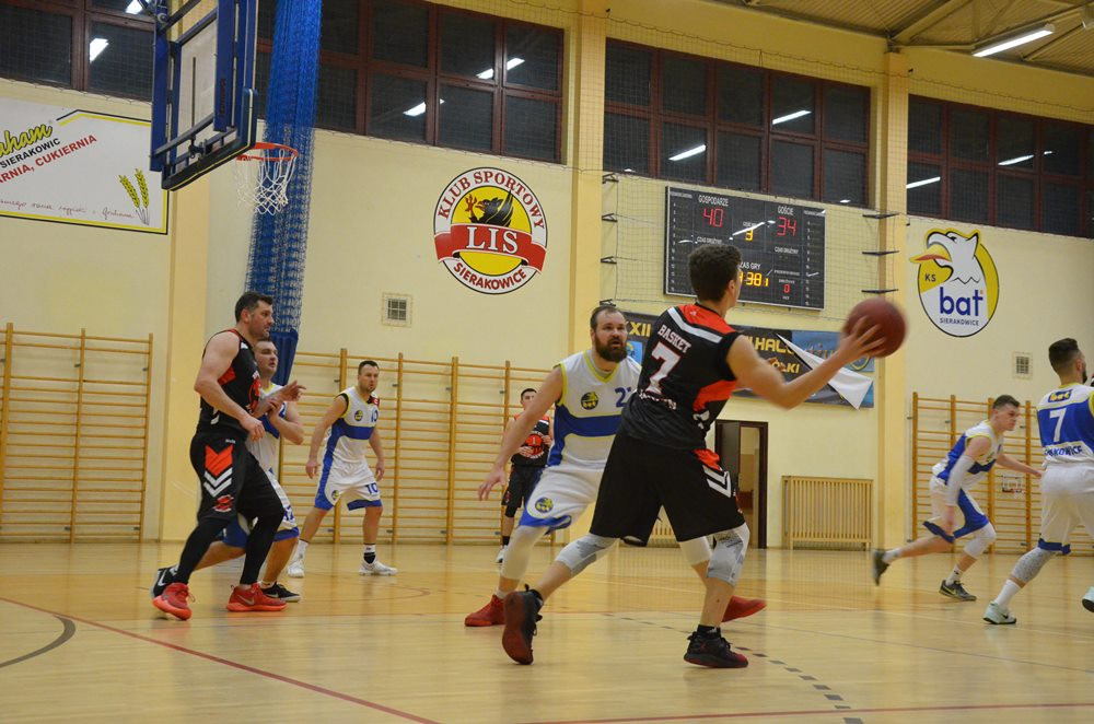 Sierakowice. Emocjonujący mecz KS BAT z BPS Basket Kwidzyn i akcja na rzecz Amelki