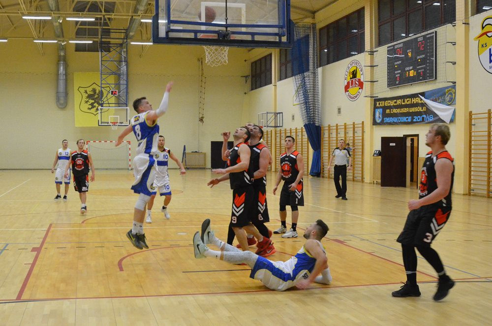 Sierakowice. Emocjonujący mecz KS BAT z BPS Basket Kwidzyn i akcja na rzecz Amelki