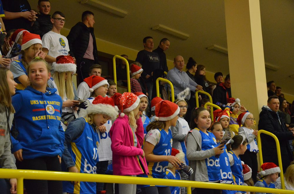 Sierakowice. Emocjonujący mecz KS BAT z BPS Basket Kwidzyn i akcja na rzecz Amelki