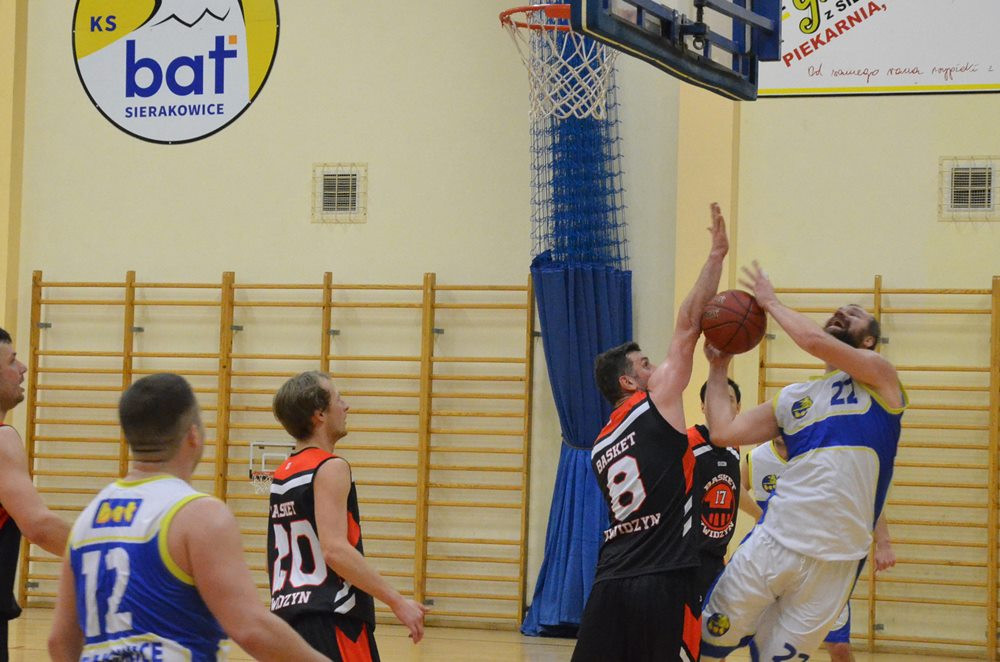 Sierakowice. Emocjonujący mecz KS BAT z BPS Basket Kwidzyn i akcja na rzecz Amelki