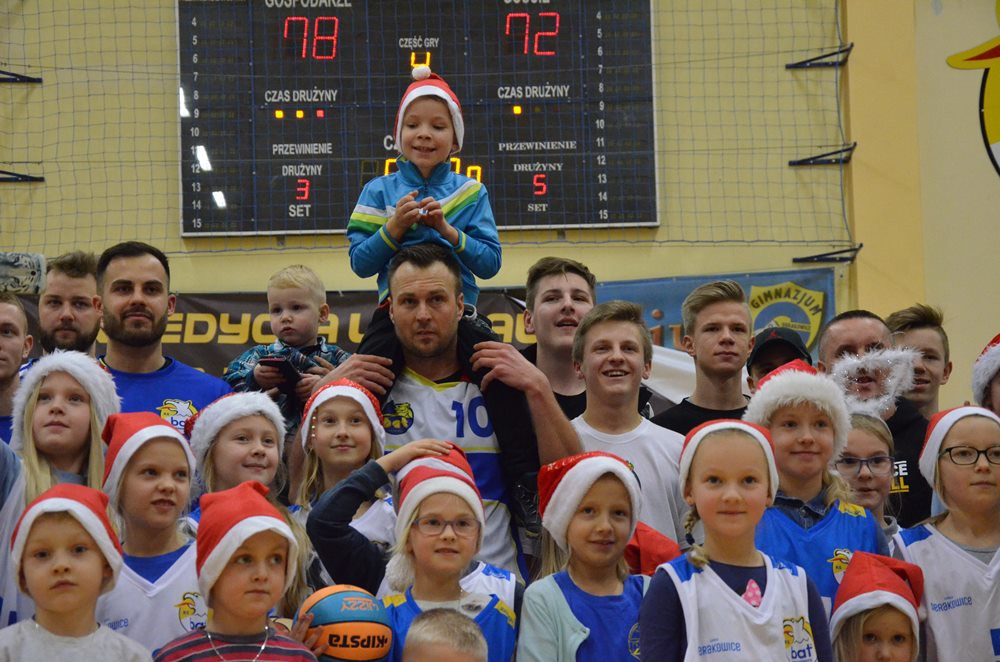 Sierakowice. Emocjonujący mecz KS BAT z BPS Basket Kwidzyn i akcja na rzecz Amelki