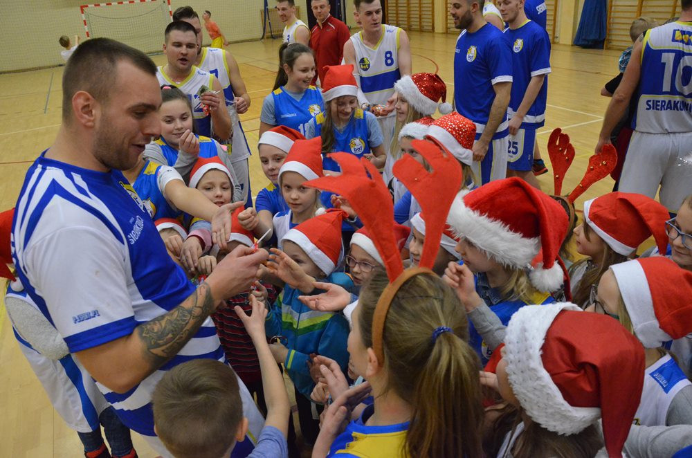 Sierakowice. Emocjonujący mecz KS BAT z BPS Basket Kwidzyn i akcja na rzecz Amelki