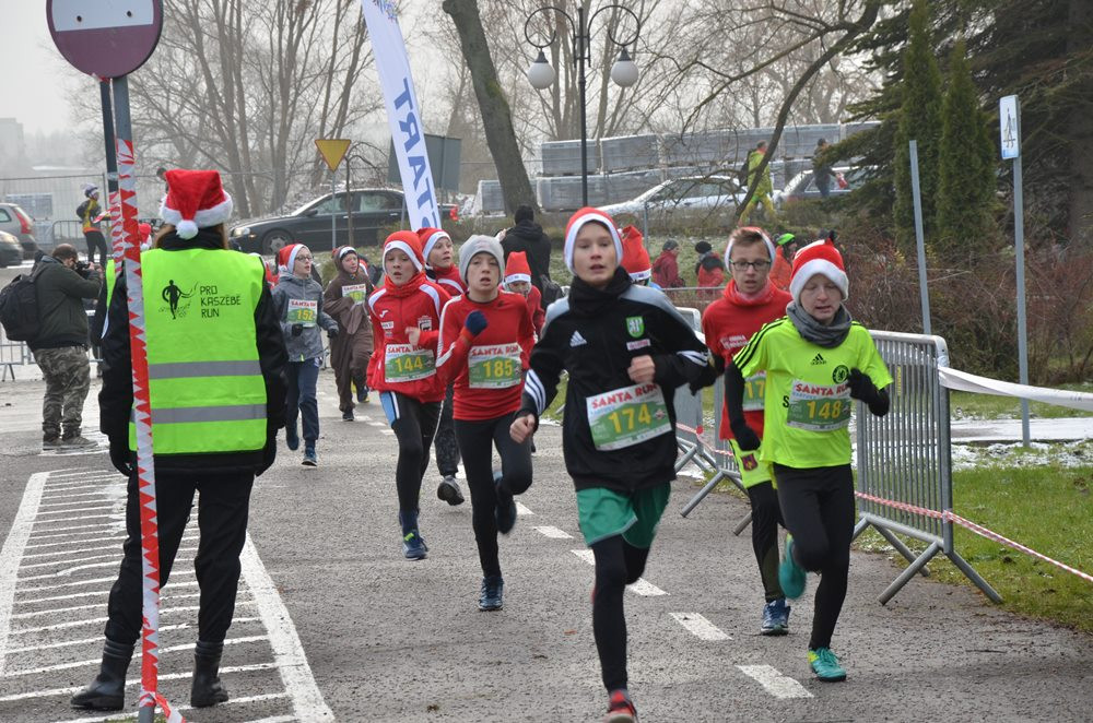 Setki biegaczy na starcie Santa Run Kartuzy