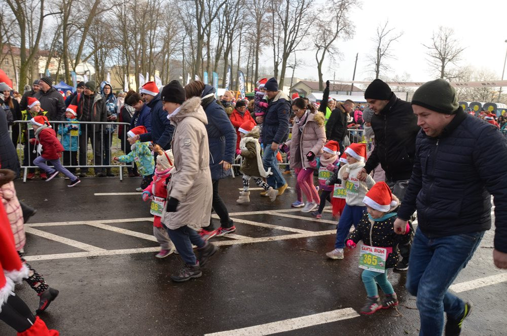 Setki biegaczy na starcie Santa Run Kartuzy