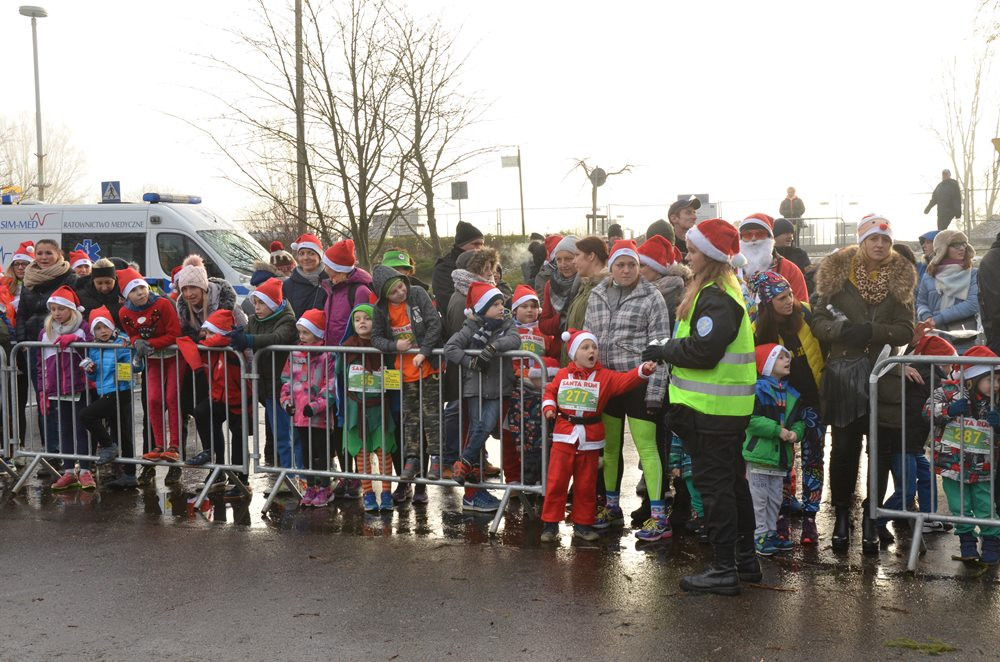 Setki biegaczy na starcie Santa Run Kartuzy