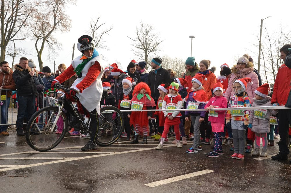 Setki biegaczy na starcie Santa Run Kartuzy