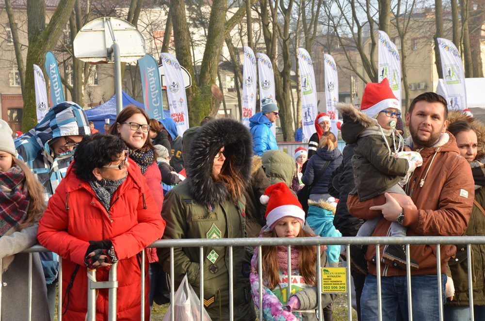 Setki biegaczy na starcie Santa Run Kartuzy