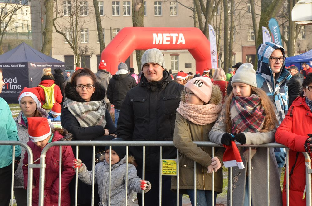 Setki biegaczy na starcie Santa Run Kartuzy