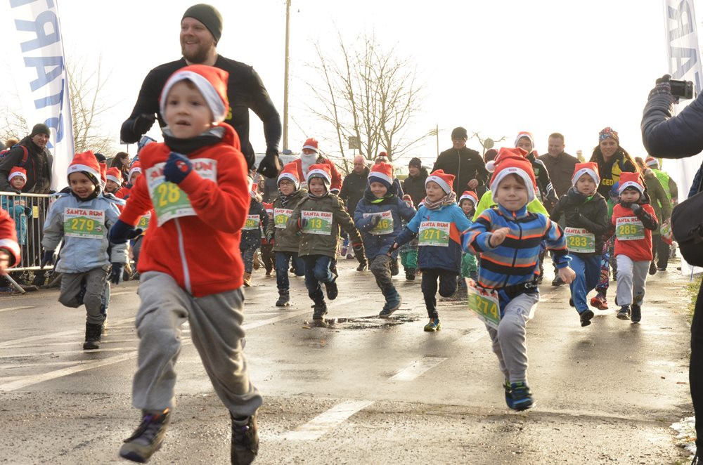 Setki biegaczy na starcie Santa Run Kartuzy