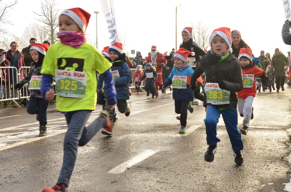 Setki biegaczy na starcie Santa Run Kartuzy