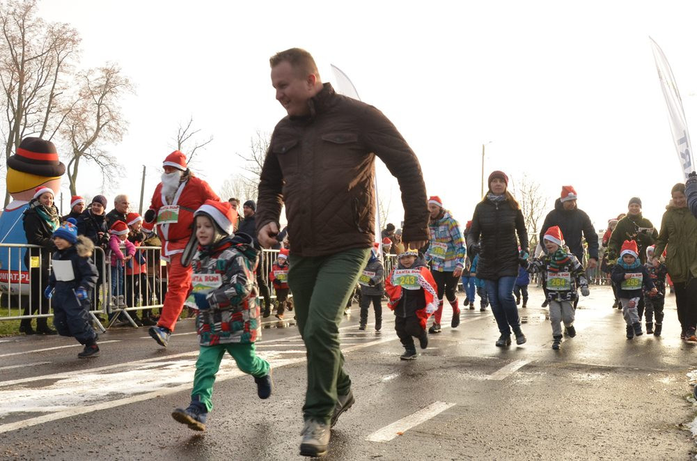 Setki biegaczy na starcie Santa Run Kartuzy