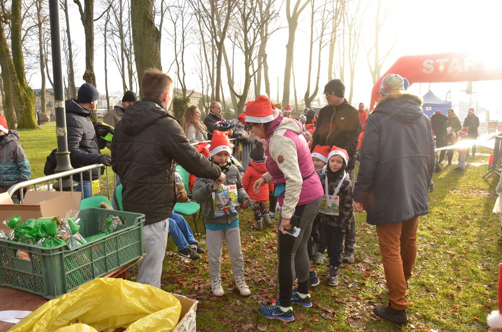 Setki biegaczy na starcie Santa Run Kartuzy